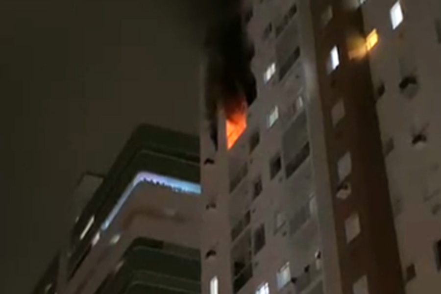 Incêndio atinge apartamento em edifício de Praia Grande; VÍDEO