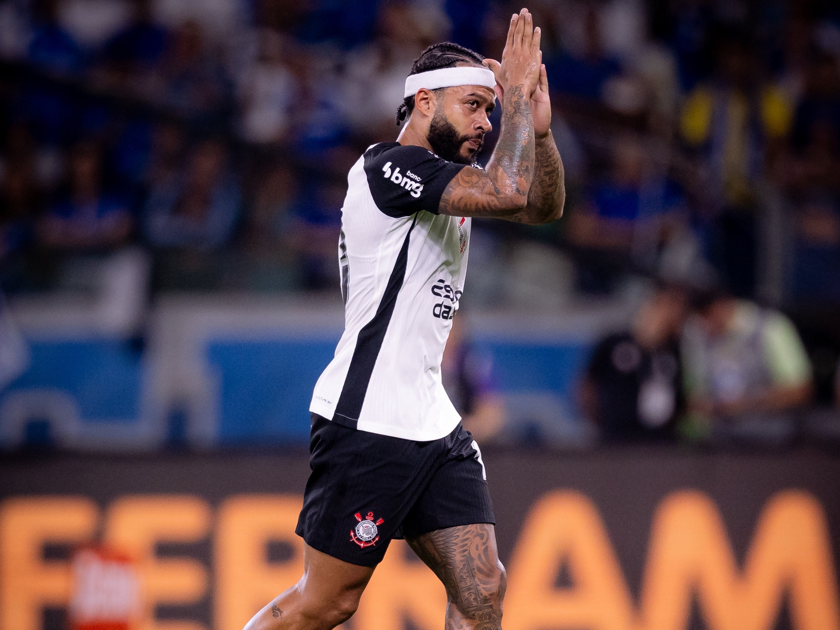 Memphis fala português no Corinthians após superar medo de chacota por erro