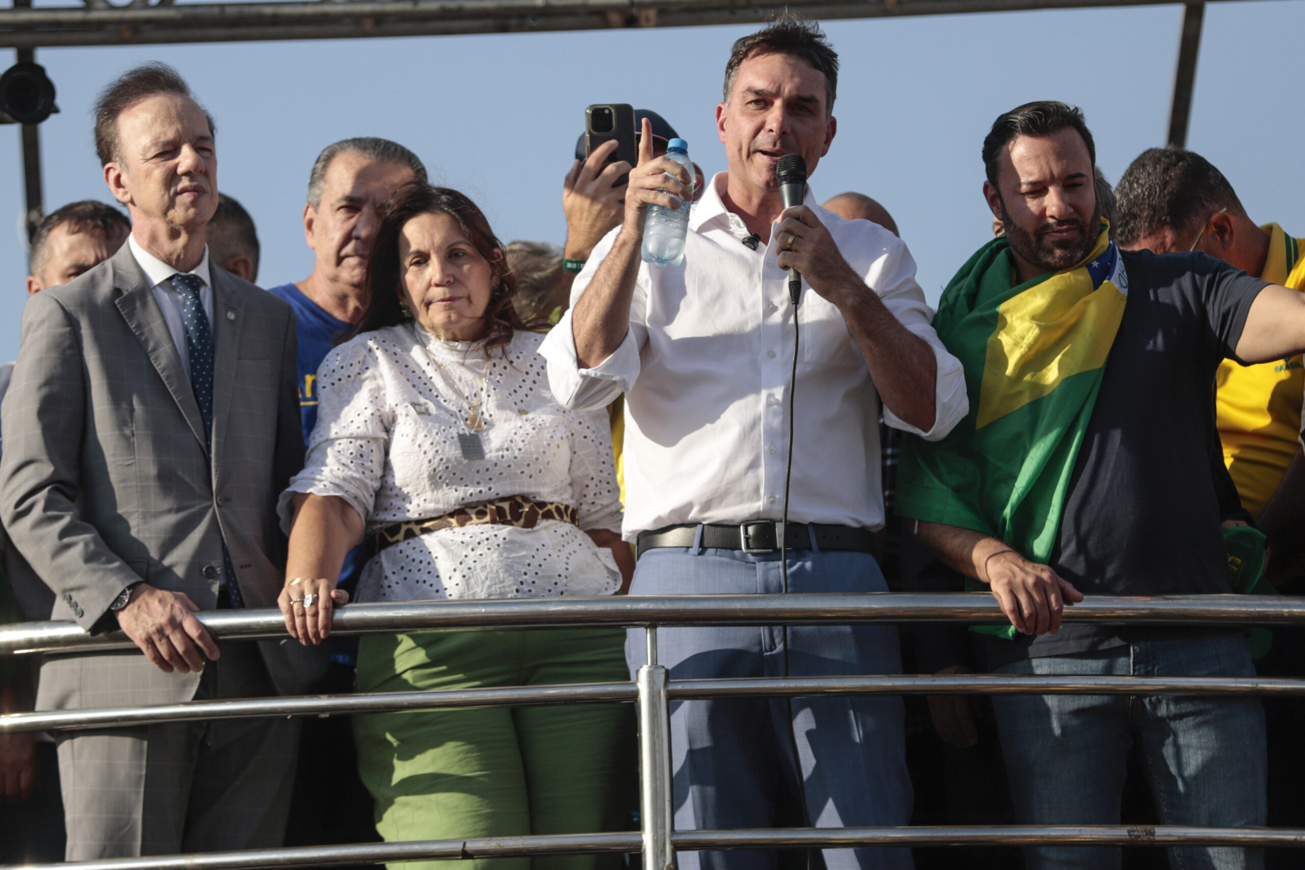 Bolsonaro escolhe Flávio como candidato à Presidência para 2026