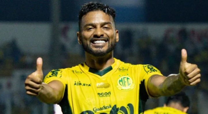 Melhor lateral-esquerdo do Brasileiro, Reinaldo sonha com Copa e não garante permanência no Mirassol