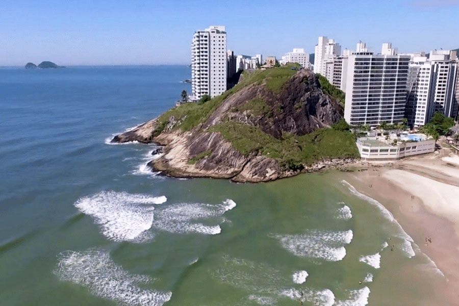 Piloto de paraglider é resgatado pelo GBMar após cair no mar em Guarujá