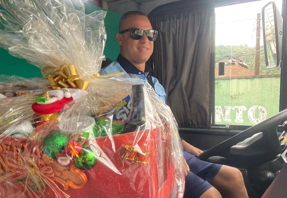 Motorista de ônibus de São Vicente é presenteado por passageiras com uma cesta de Natal; VÍDEO