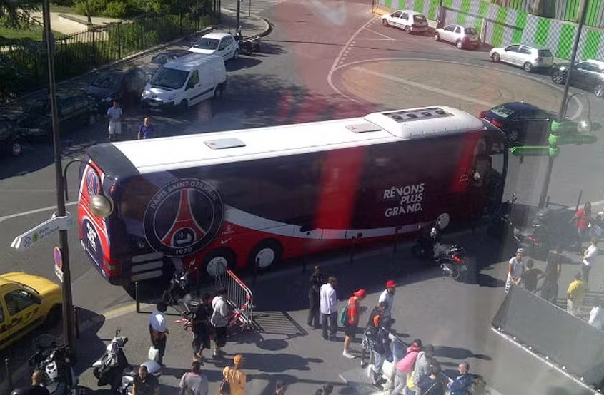 Ônibus do PSG é atacado na Espanha após jogo da Liga dos Campeões