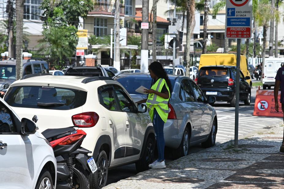 Operação Réveillon implementa restrições de estacionamento e bloqueios na orla de Santos; confira
