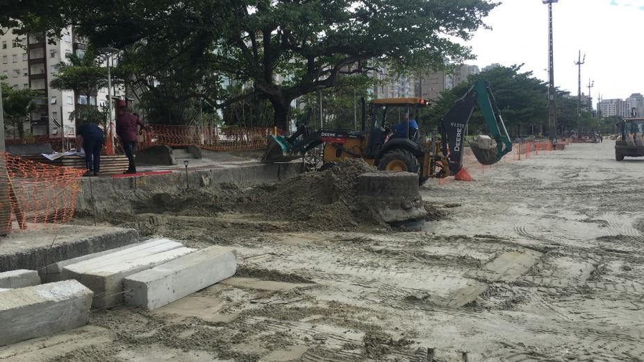 Após forte erosão durante ressacas, calçadão da orla de Santos recebe estacas