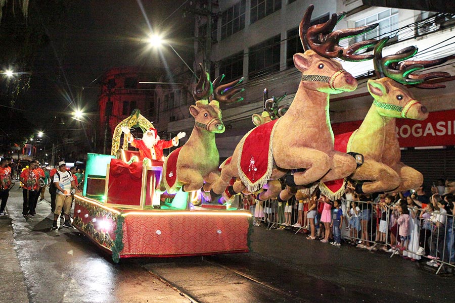 Parada de Natal em Santos encanta público e transforma a Praça Mauá em palco de magia