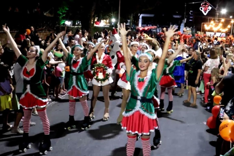 Parada leva a magia do Natal à Rua Gastronômica de Santos