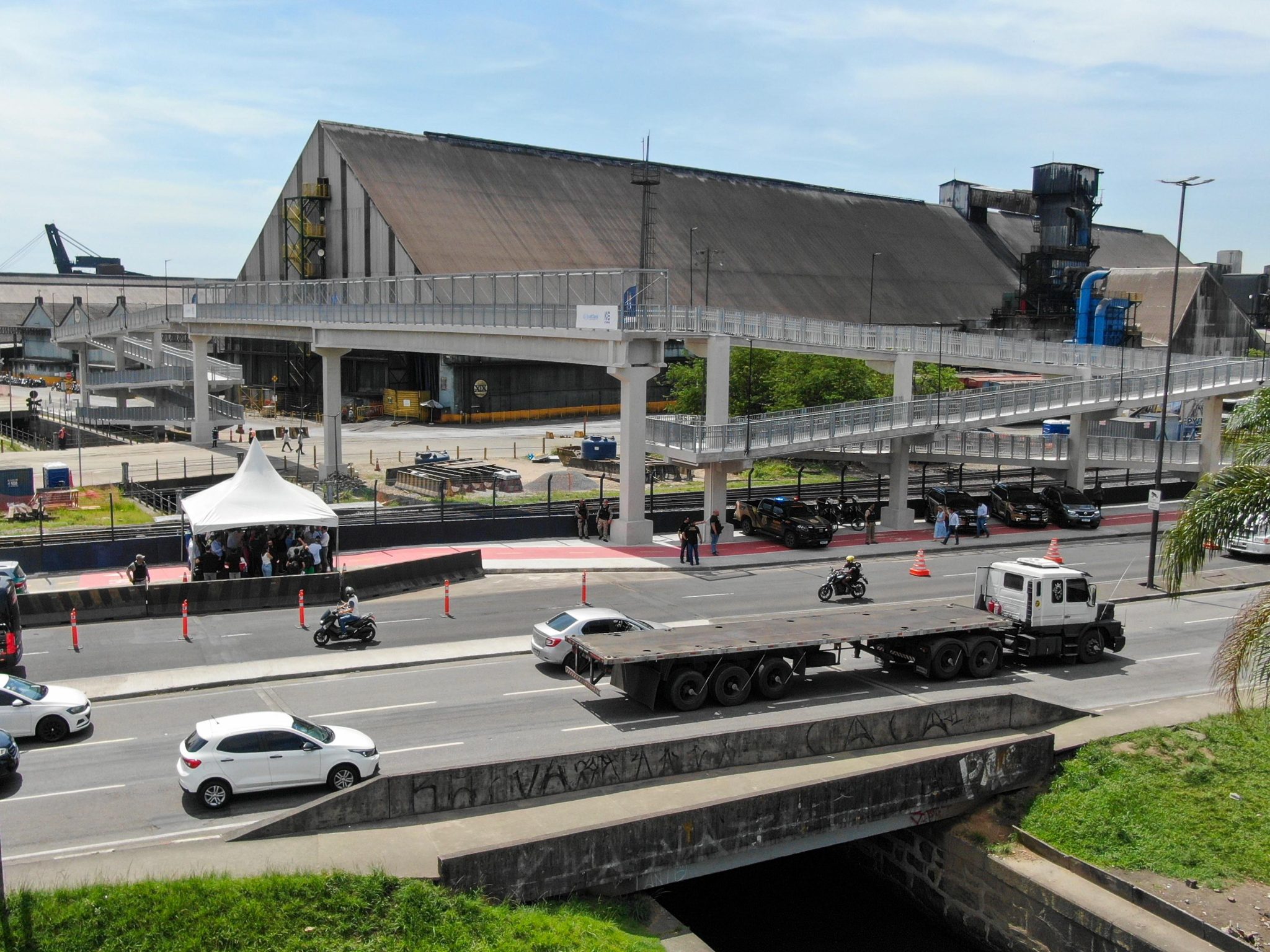 Nova passarela sobre linha férrea amplia travessia de pedestres no Porto de Santos