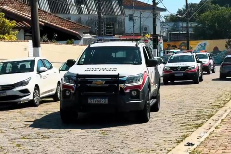 Polícia identifica suspeito de assalto a casal no mar na Praia dos Milionários, em São Vicente