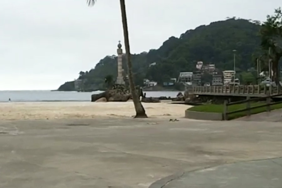 Homem é resgatado após queda nas pedras na Praia da Biquinha, em São Vicente