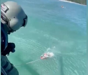 Guarda-vidas são lançados ao mar e Águia da PM ‘pesca’ vítima de afogamento em Guarujá; VÍDEO