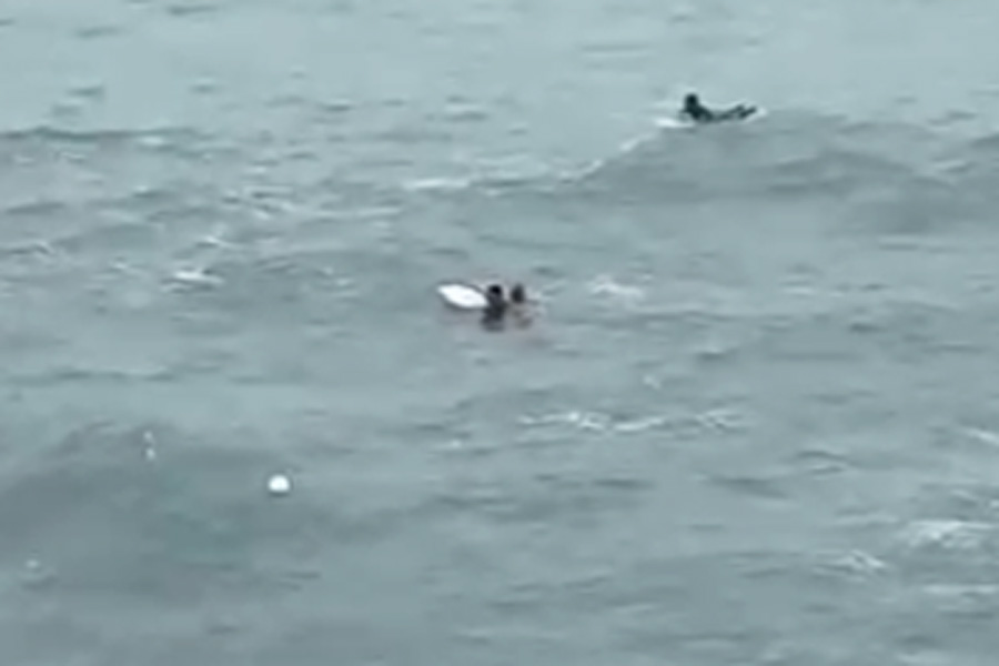 Piloto de paraglider é resgatado pelo GBMar após cair no mar em Guarujá; VÍDEO