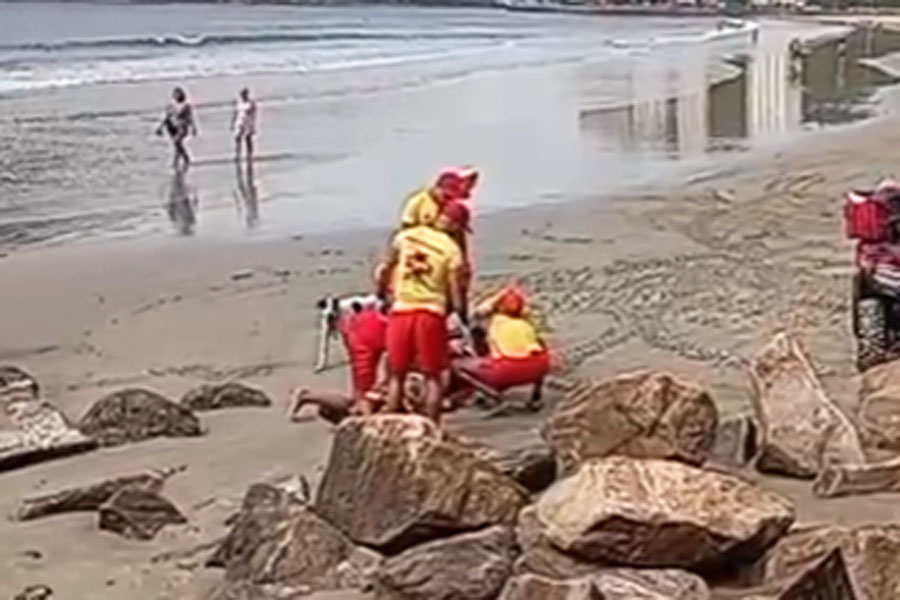 Homem é resgatado após queda nas pedras na Praia da Biquinha, em São Vicente; VÍDEO