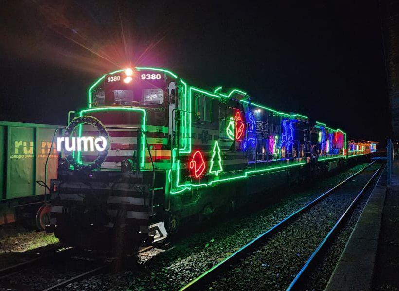 Locomotiva iluminada levará magia do Natal ao Parque Valongo, em Santos