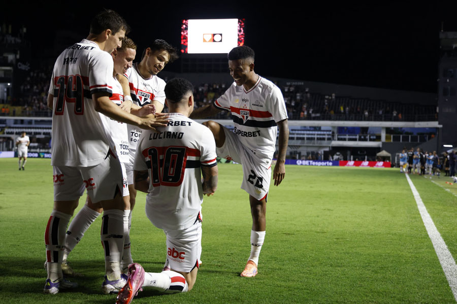 São Paulo vence na Vila, ajuda o Santos e afunda o Internacional em estreia de Abel Braga