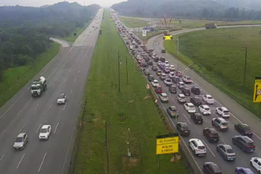 Motoristas enfrentam congestionamento no sentido litoral da Imigrantes