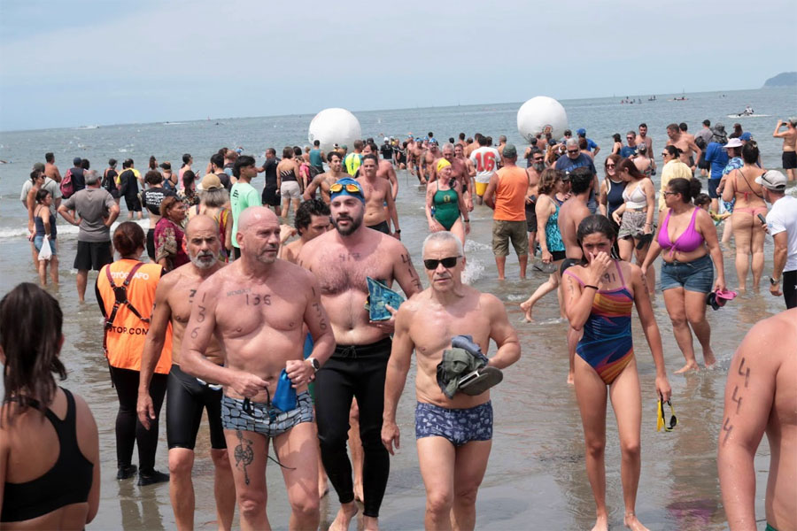 Travessia entre Guarujá e Santos reúne cerca de 470 nadadores