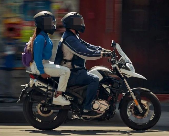 Uber é condenada por mulher saltar de moto e fraturar pé após desvio de rota