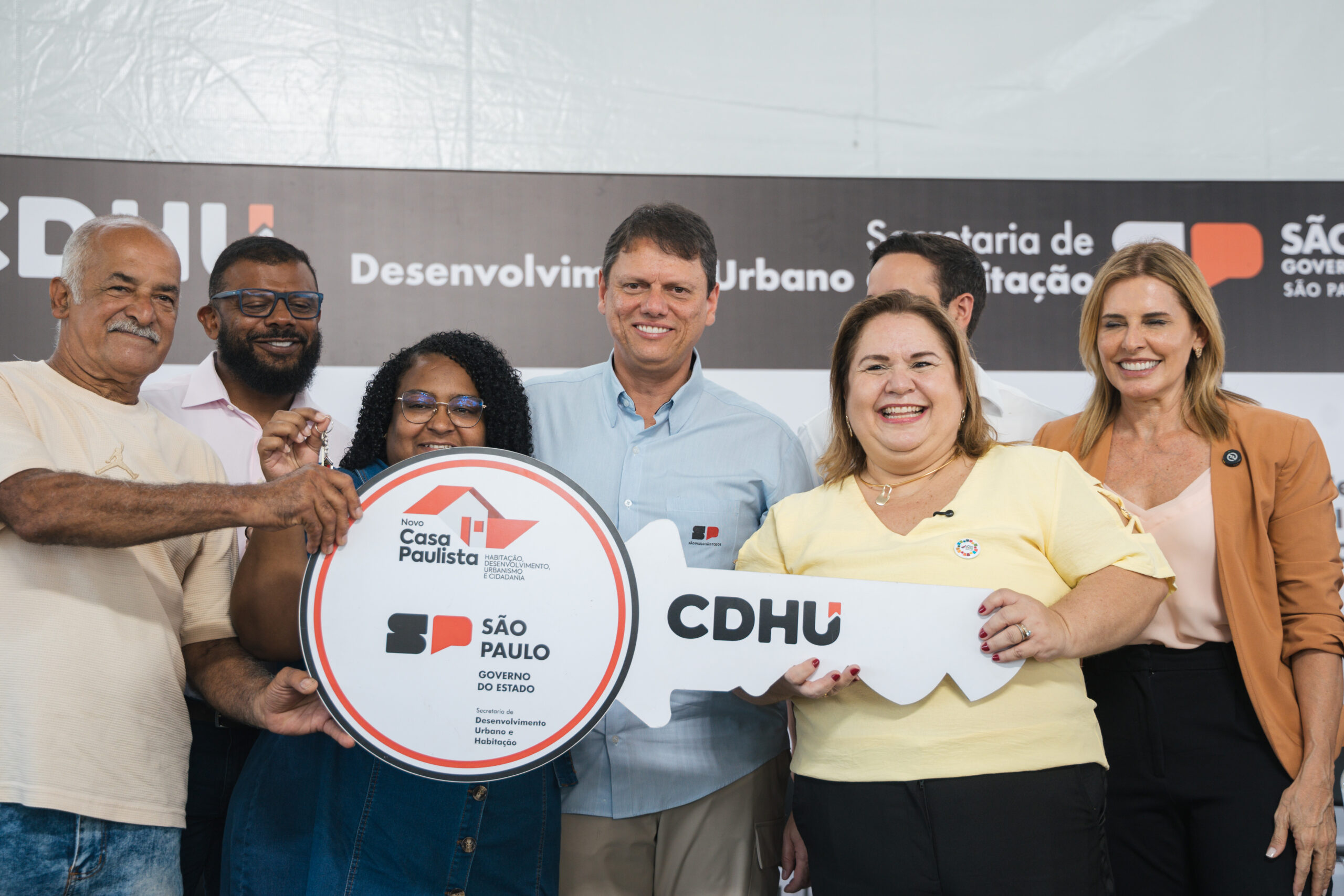 SP entrega 1.075 moradias a famílias de áreas de risco e libera R$ 8 mi para a saúde em Cubatão