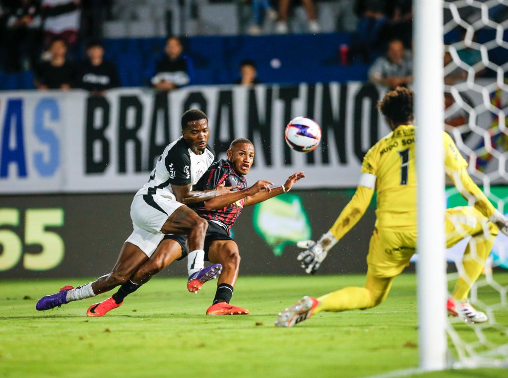 Jhon Jhon brilha, e Bragantino atropela o Corinthians no Paulista