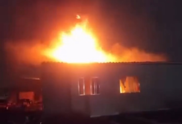 Chamas atingem cômodo superior de casa em Guarujá e dona passa mal; VÍDEO