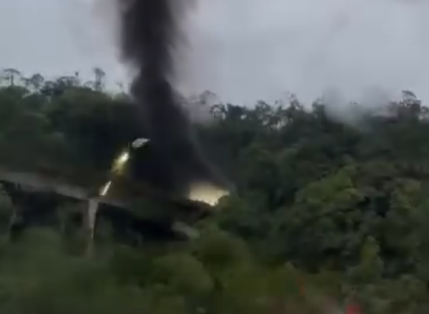Incêndio em carreta dentro de túnel interdita  Imigrantes e provoca congestionamento; VÍDEO