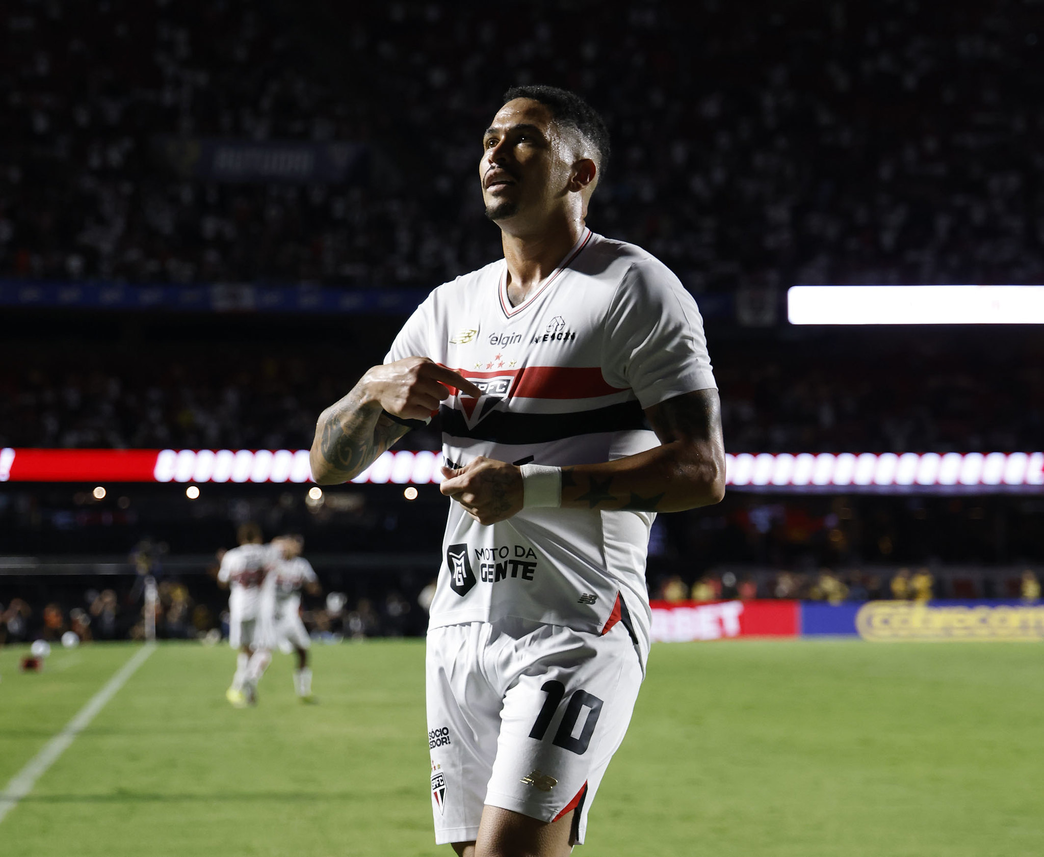 São Paulo vence de virada sobre atual campeão Flamengo e ameniza crise