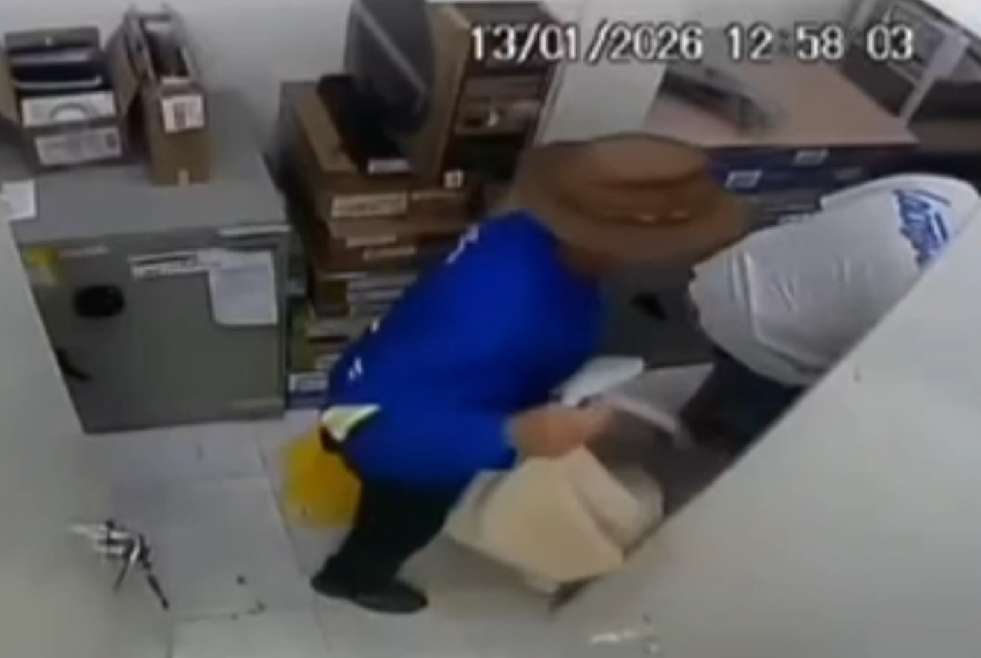 Criminosos armados roubam loja do Magazine Luiza e levam cerca de 120 celulares em Itanhaém; VÍDEO