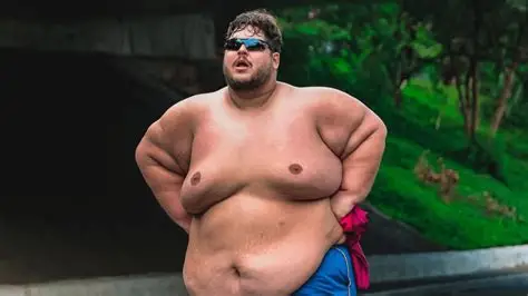 Influenciador com 200 kg acusa academia de negar matrícula na natação em SP