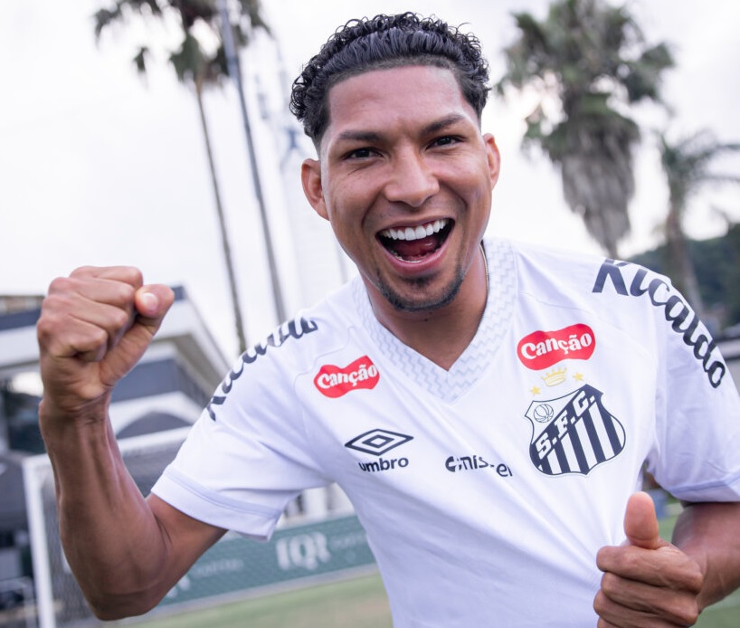 Santos confirma contratação de Rony por três temporadas