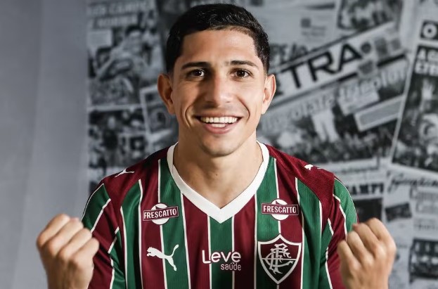Fluminense anuncia a contratação de Savarino, ex-Botafogo
