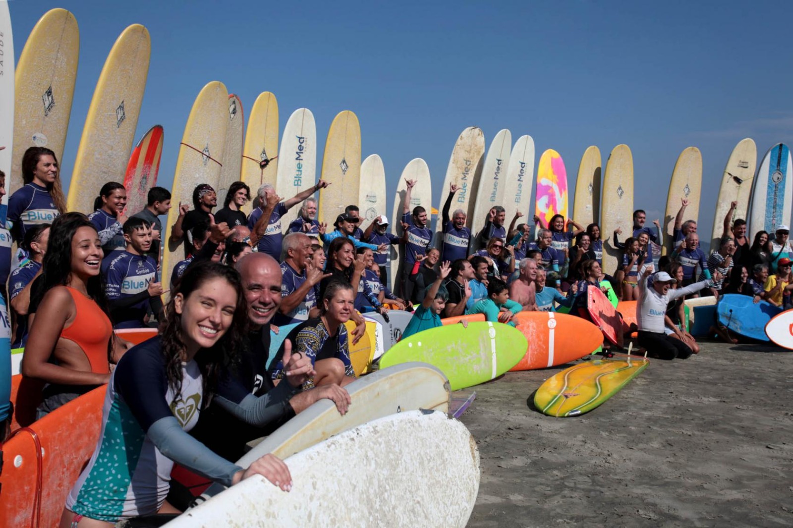 No Dia do Surfista, escolinha de surfe de Santos transforma o mar em ferramenta de saúde e inclusão