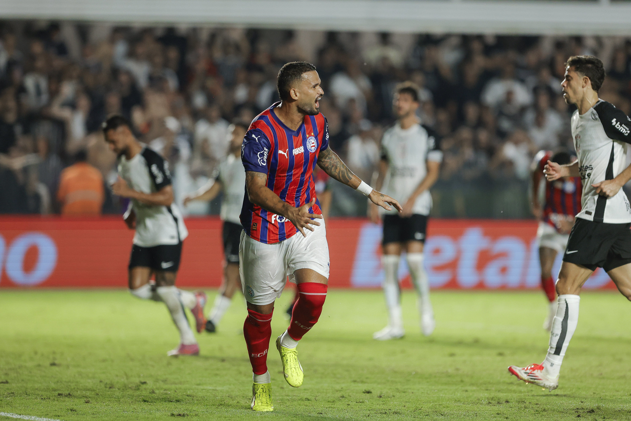 Bahia vence Corinthians de virada na Vila e ofusca volta de Memphis