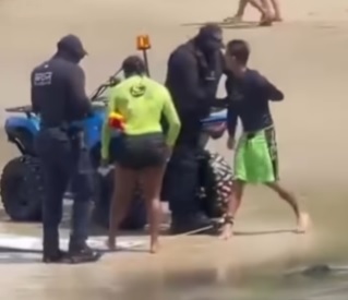 Professor de surf denuncia abordagem truculenta de agente da GCM em Guarujá; VÍDEO