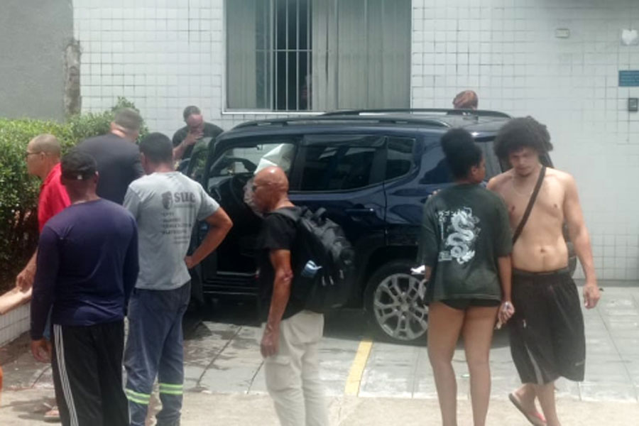 Motorista perde controle da direção e bate com veículo próximo à estação do VLT em Santos