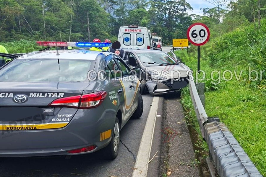 Passageira morre após veículo rodar e bater em barreira de proteção em rodovia de Bertioga