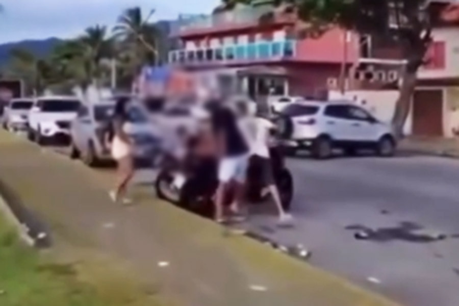 Mulher é espancada pelo marido após Réveillon na orla de Peruíbe; homem foi preso; VÍDEO