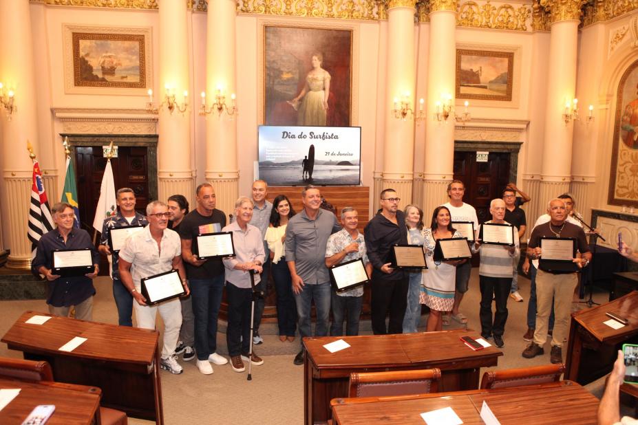 Dia do Surfista é comemorado com homenagens a dez personalidades em Santos