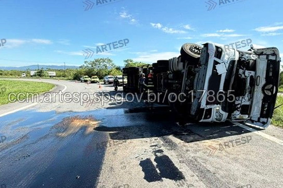 Carreta tomba e provoca lentidão no trânsito na Cônego Domênico Rangoni