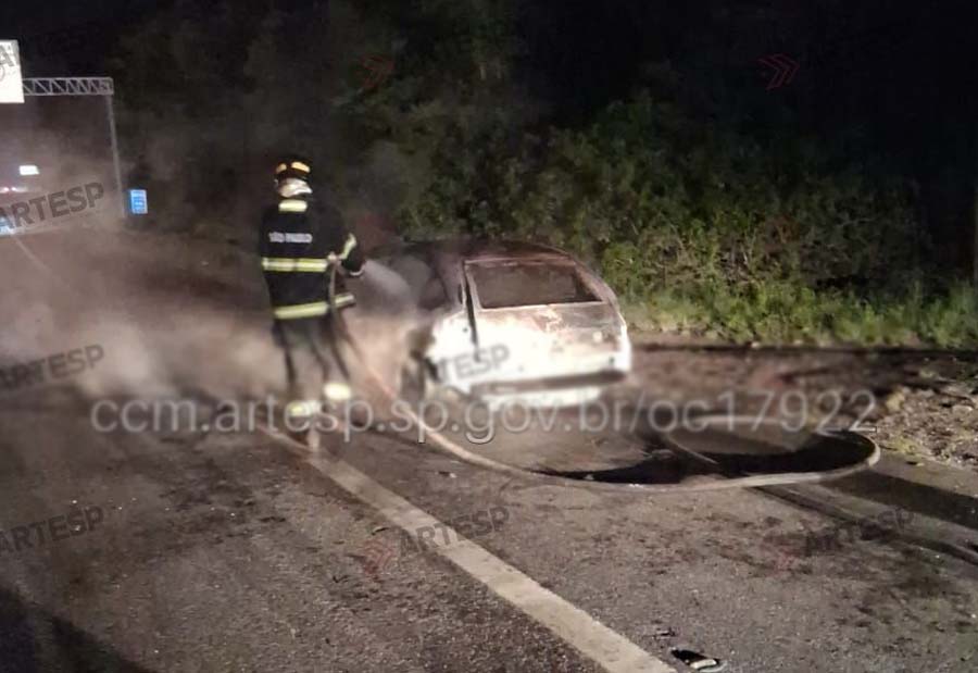 Carro pega fogo em rodovia de acesso ao litoral e gera 7 km de congestionamento