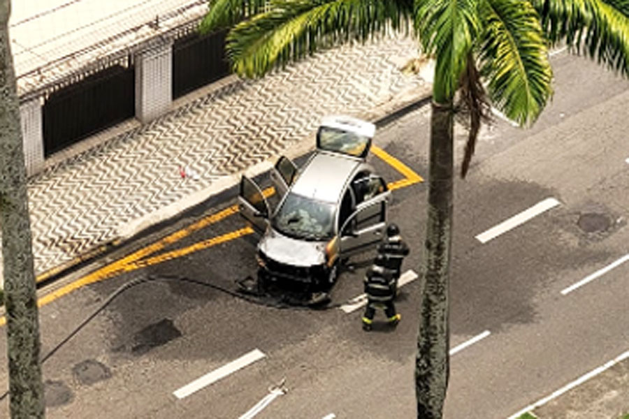 Carro pega fogo na Avenida Ana Costa, em Santos; VÍDEO