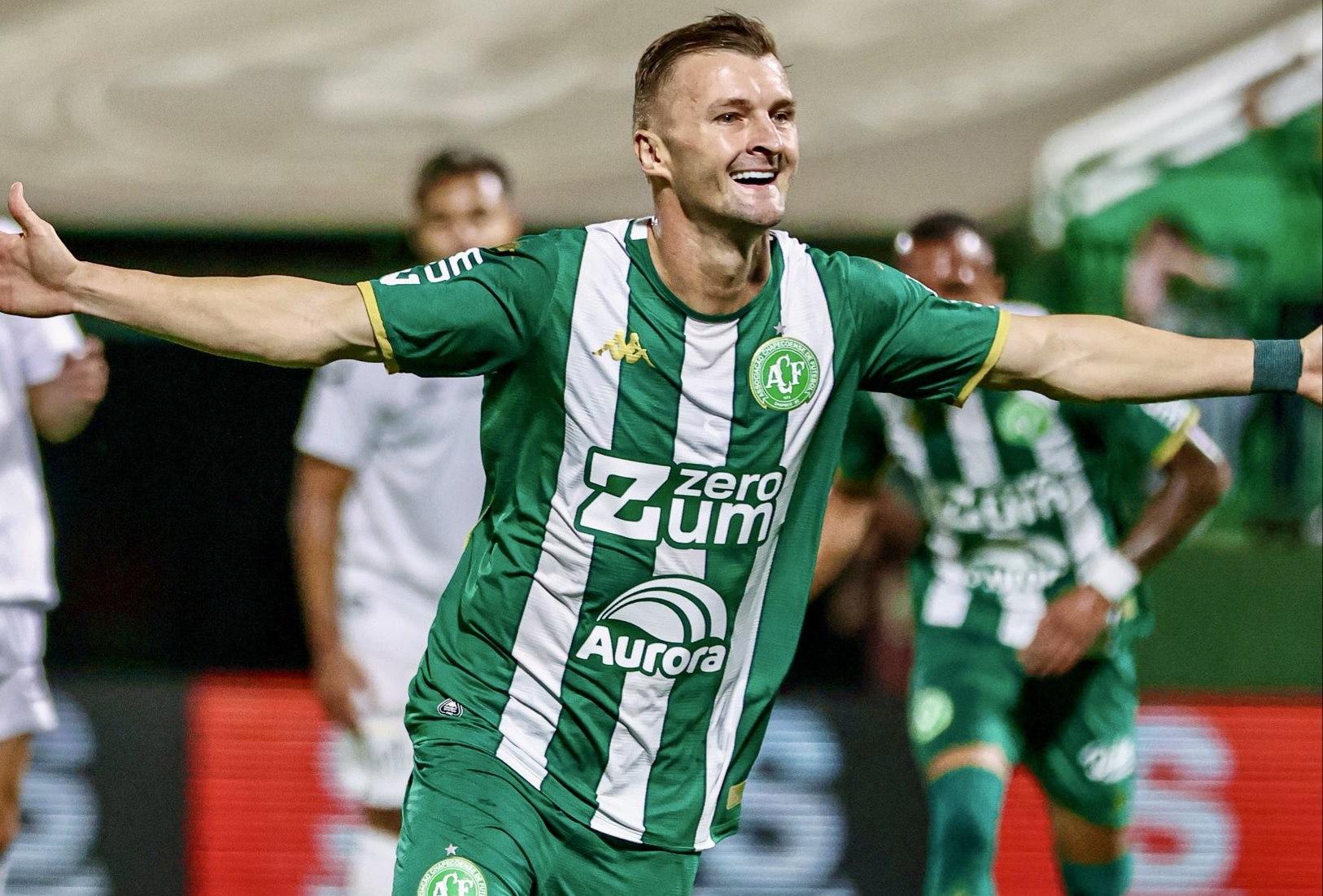 Chapecoense explora contra-ataques e vira contra o Santos com gol polêmico