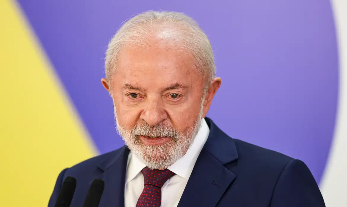 Lula assina MP para reajustar em 5,4% o piso salarial dos professores