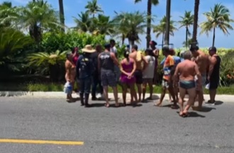 Adolescente é detido por populares após roubar correntinha de idosa em Praia Grande