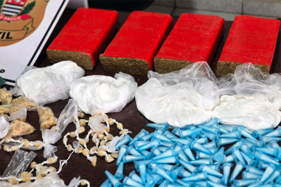 Trio é preso após tentativa de fuga e policiais encontram drogas em 'casa-bomba' em Itanhaém; VÍDEO