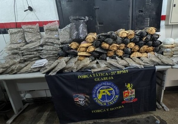 Força Tática apreende mais de 100 kg de drogas enterradas em área de mata em Guarujá