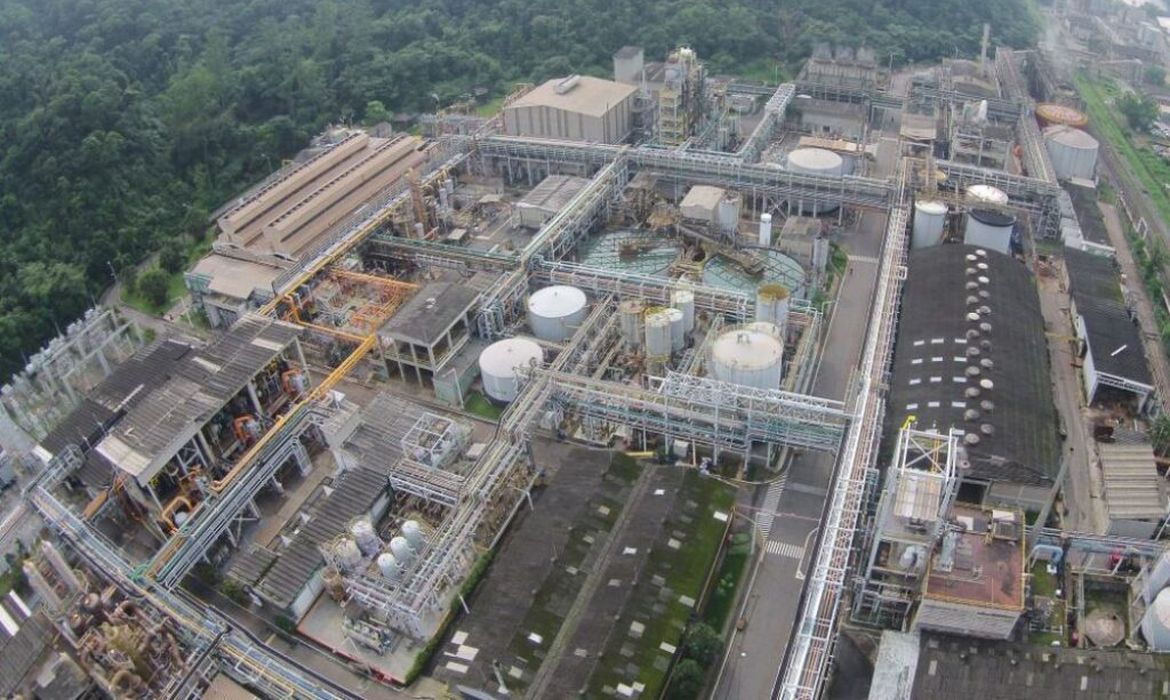 Cubatão pede ajuda para tentar reverter fechamento de fábricas; entenda