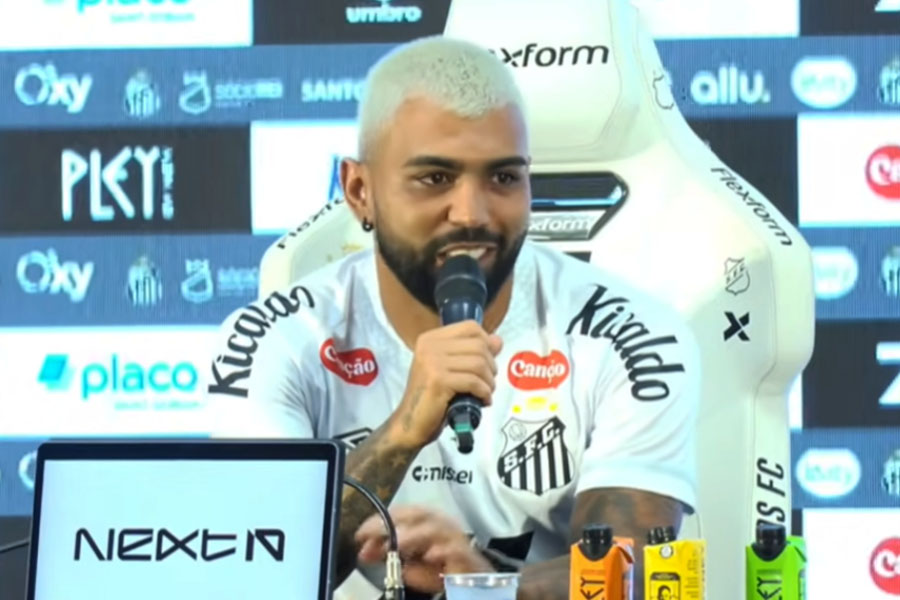 Gabigol dá o 'troco' em Hugo Souza um mês após ser enganado pelo goleiro