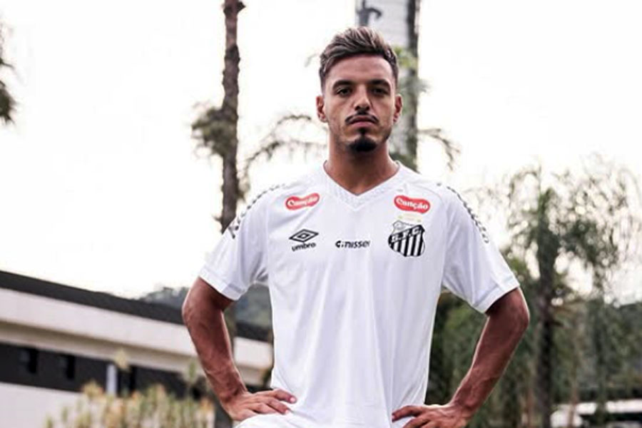 Santos anuncia a contratação de Gabriel Menino por empréstimo