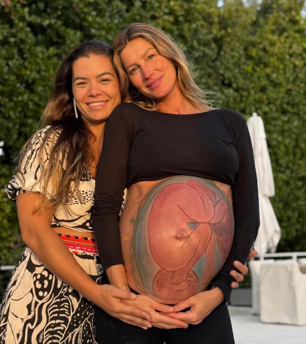 Gisele Bündchen aparece com barriga pintada em foto antes do parto